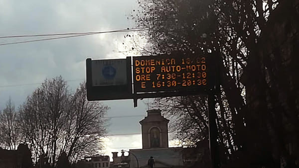 Blocco del traffico a Roma, niente auto nella fascia verde