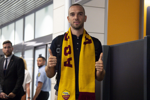 AS Roma, l'arrivo di Pau Lopez all'aeroporto di Fiumicino