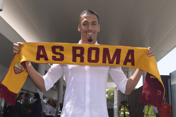 AS Roma, l'arrivo a Ciampino del nuovo giocatore Chris Smalling