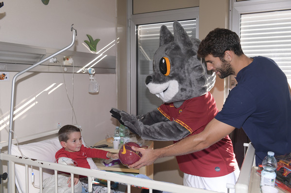 AS Roma, Federico Fazio in visita al reparto pediatrico dell’Ospedale S. Andrea di RomaAS Roma, Federico Fazio in visita al reparto pediatrico dell’Ospedale S. Andrea di Roma