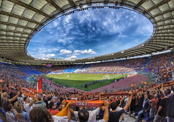 olimpico grandangolo da distinti mezzo vuoto