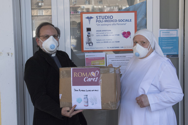 Consegna mascherina e amuchina allo studio poli-medico Solidale Piazza Capecelatro di Roma