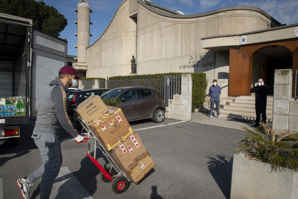 Coronavirus, Roma Cares consegna generi alimentari e presidi sanitari a ospedali, parrocchie e case famiglia