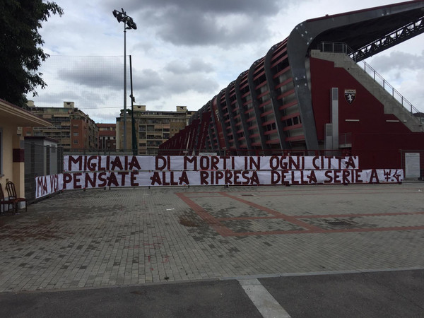 Tifosi Torino striscione contro ripresa