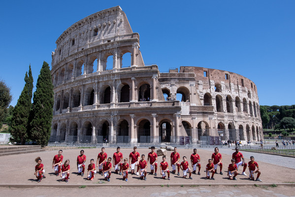 AS Roma, inginocchiati davanti al Colosseo a sostegno di #BlackLivesMatter