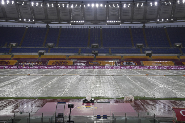 Serie A, Roma-Juventus: teloni sul terreno di gioco a causa delle forti piogge