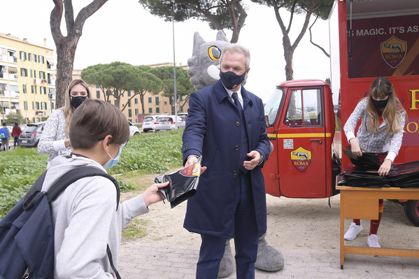 AS Roma, Virginia Raggi e il CEO Guido Fienga consegnano mascherine presso una scuola della Capitale