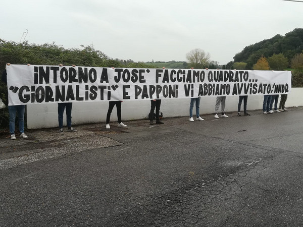 striscione mou trigoria