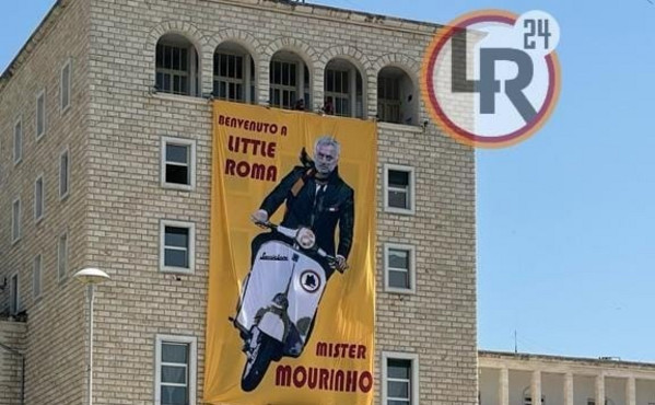 striscione tirana mourinho