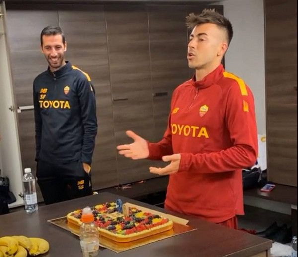 el shaarawy torta di compleanno spogliatoio