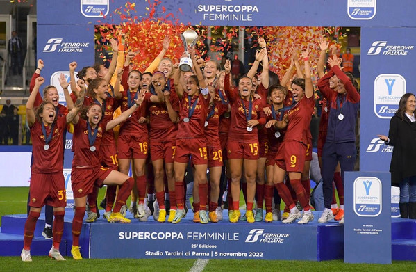 supercoppa femminile juventus-roma esultanza squadra trofeo