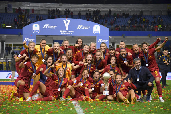 supercoppa femminile juventus-roma esultanza squadra trofeo