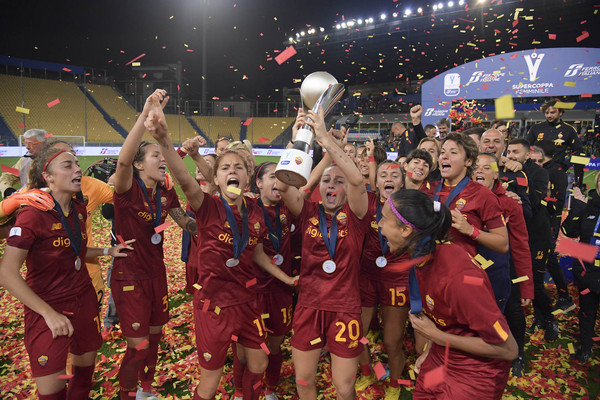 supercoppa femminile juventus-roma esultanza squadra trofeo