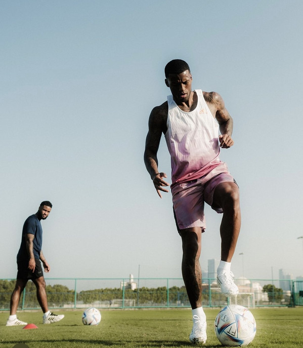 wijnaldum pallone campo allenamento