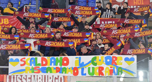 roma juventus cartellone sciarpe ucraina