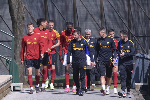 mourinho e squadra trigoria