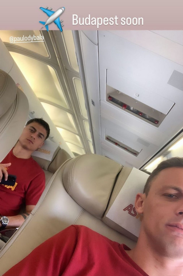 selfie dybala matic aereo siviglia-roma