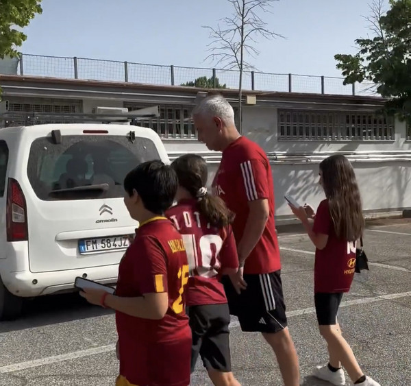 mourinho e bambini trigoria