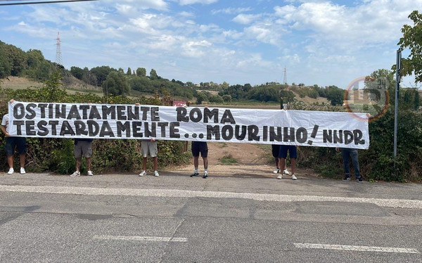 striscione mourinho trigoria