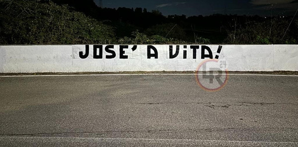 striscione mourinho trigoria