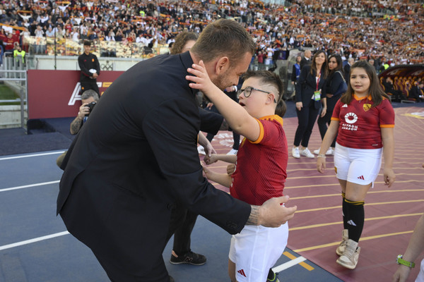 de rossi con bambino derby