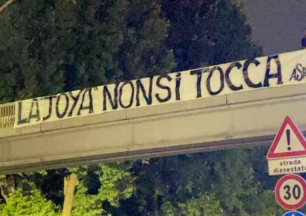 striscione tifosi roma dybala