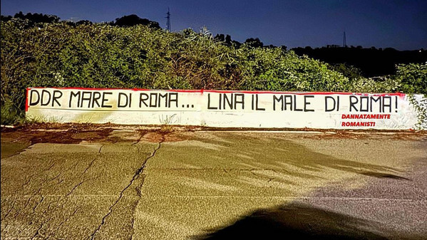 Striscione tifosi Trigoria protesta