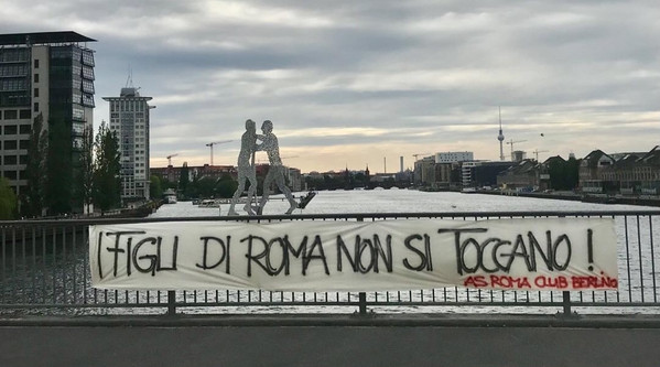 striscione figli di roma non si toccano