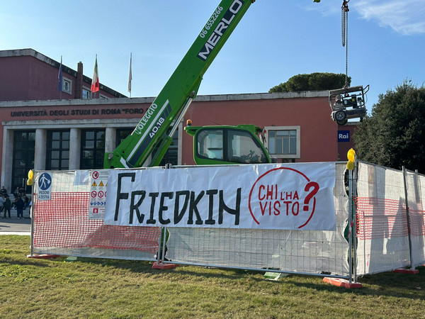 roma-bologna striscione tifosi friedkin