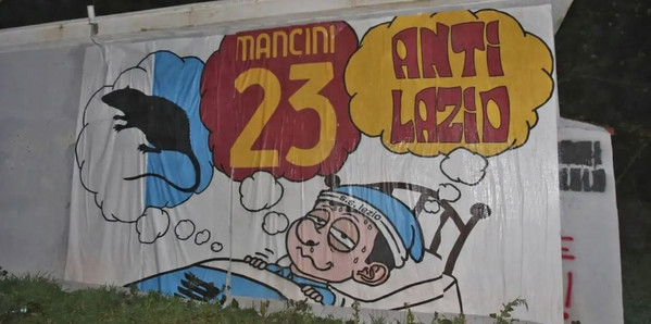 striscione curva sud trigoria tifoso lazio mancini derby