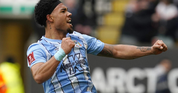 Milan-van-Ewijk-viert-een-overwinning-van-Coventry-City