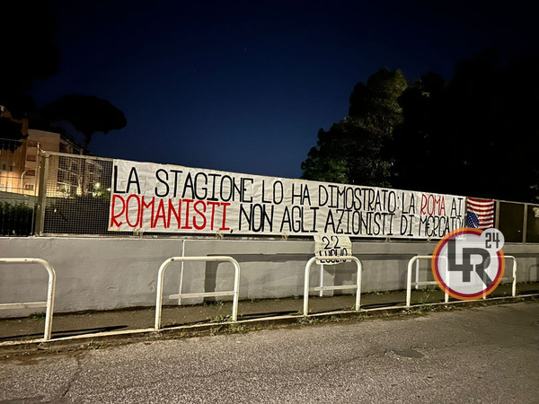 Striscione tifosi Roma Friedkin