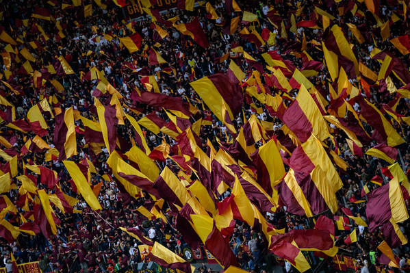 roma-fiorentina curva sud bandiere