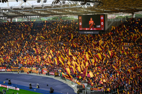 roma-fiorentina curva sud bandiere