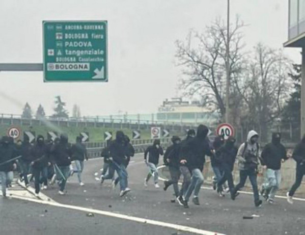 scontri tifosi roma fiorentina a1 bologna