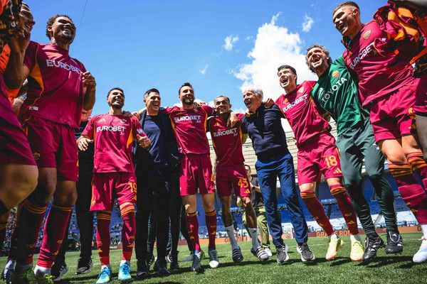 roma-lazio esultanza squadra